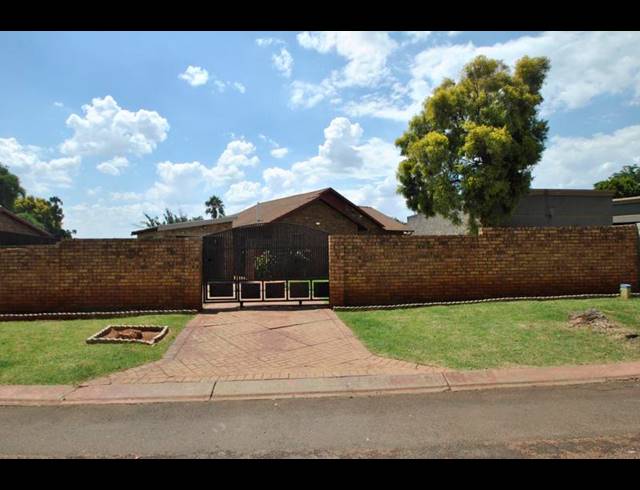 4 BEDROOM HOUSE FOR SALE IN DAWN PARK